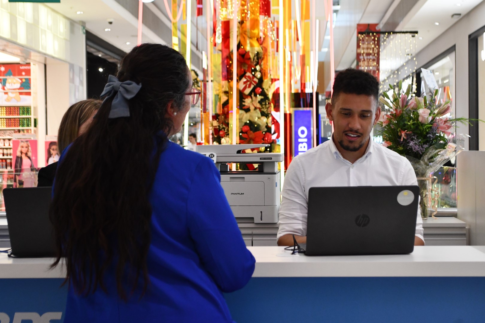 Mujer consultando a funcionario