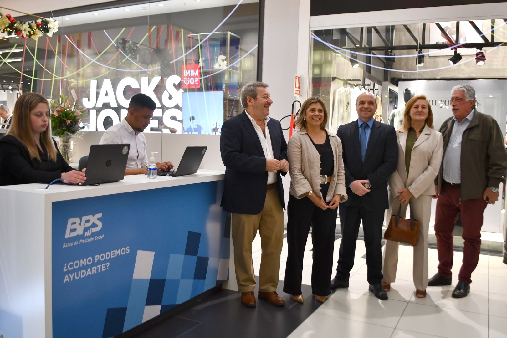 Representantes del directorio de BPS y funcionarios
