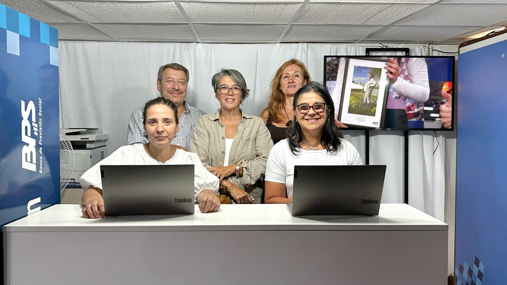 Presidente y directora de BPS y funcionarias en stand de expo Durazno