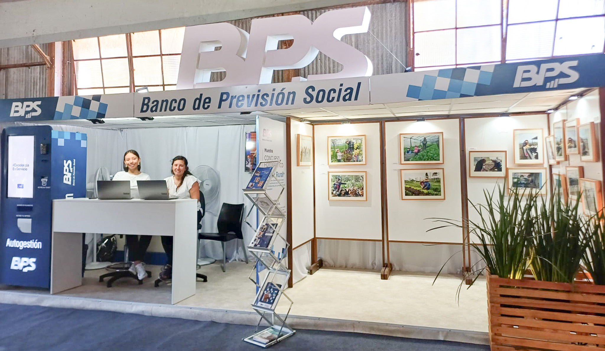 Funcionarias en stand de expo Durazno