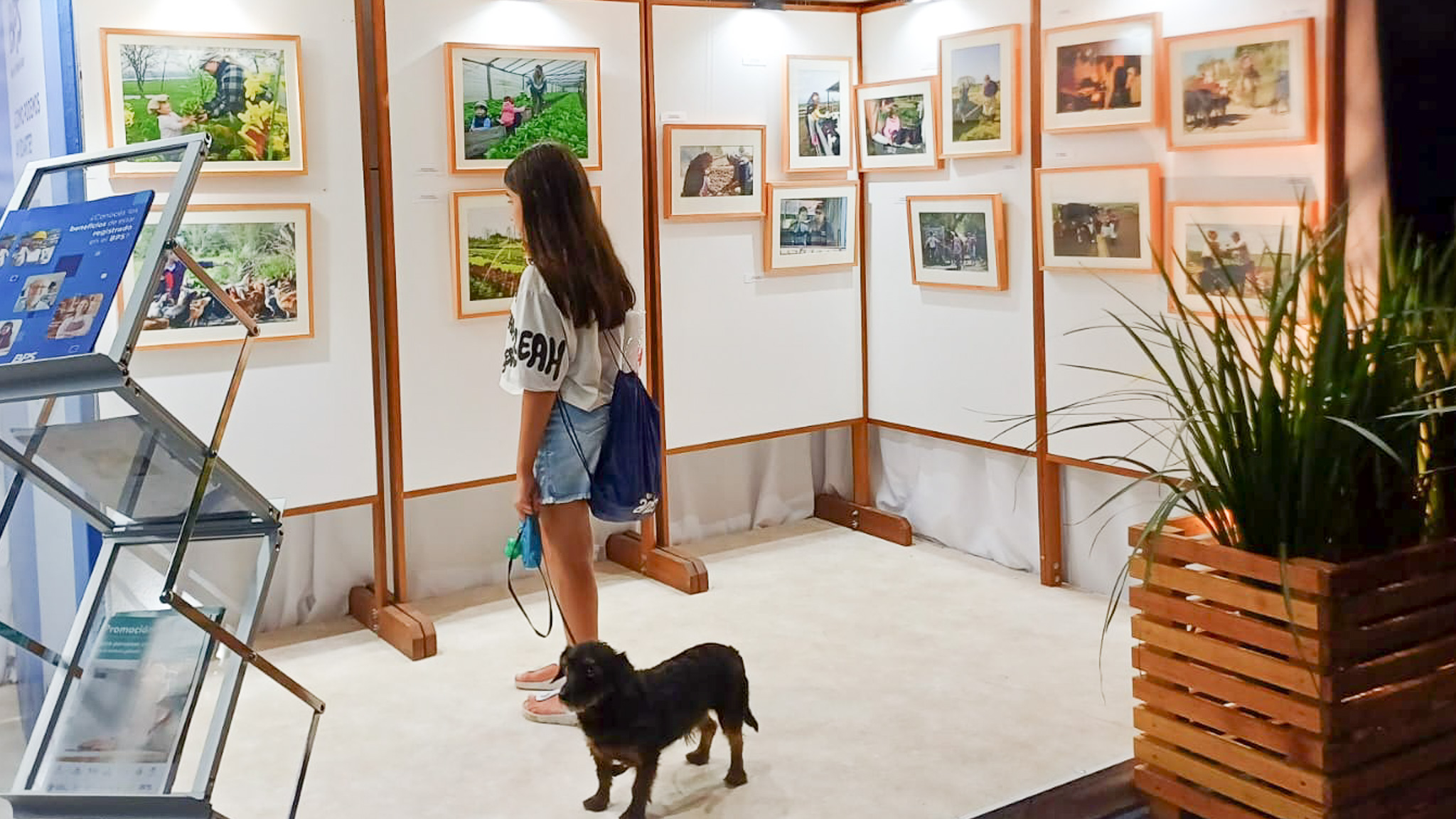 Usuaria y su mascota visitando el stand de exto Durazno