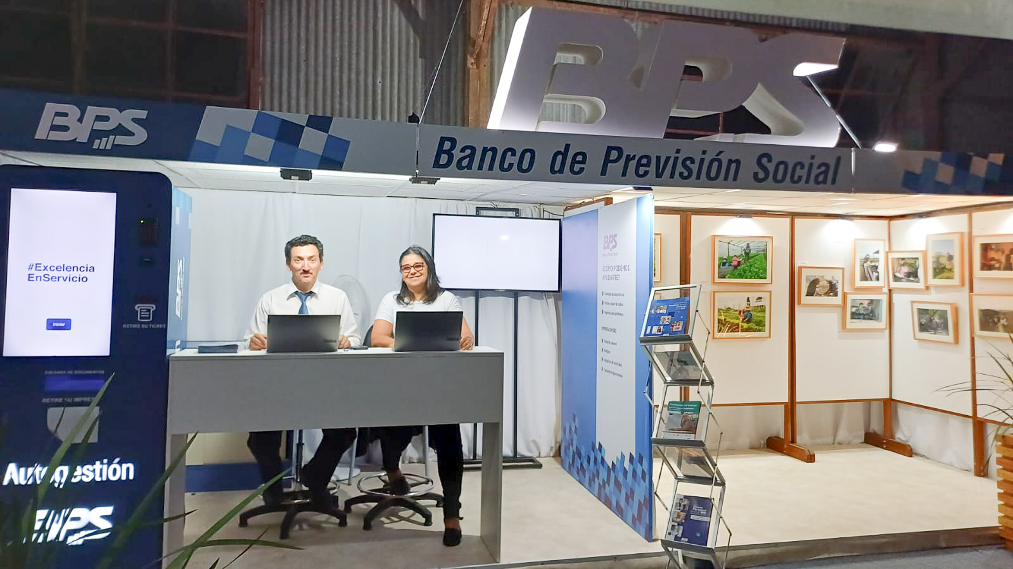 Funcionarios en stand de expo Durazno