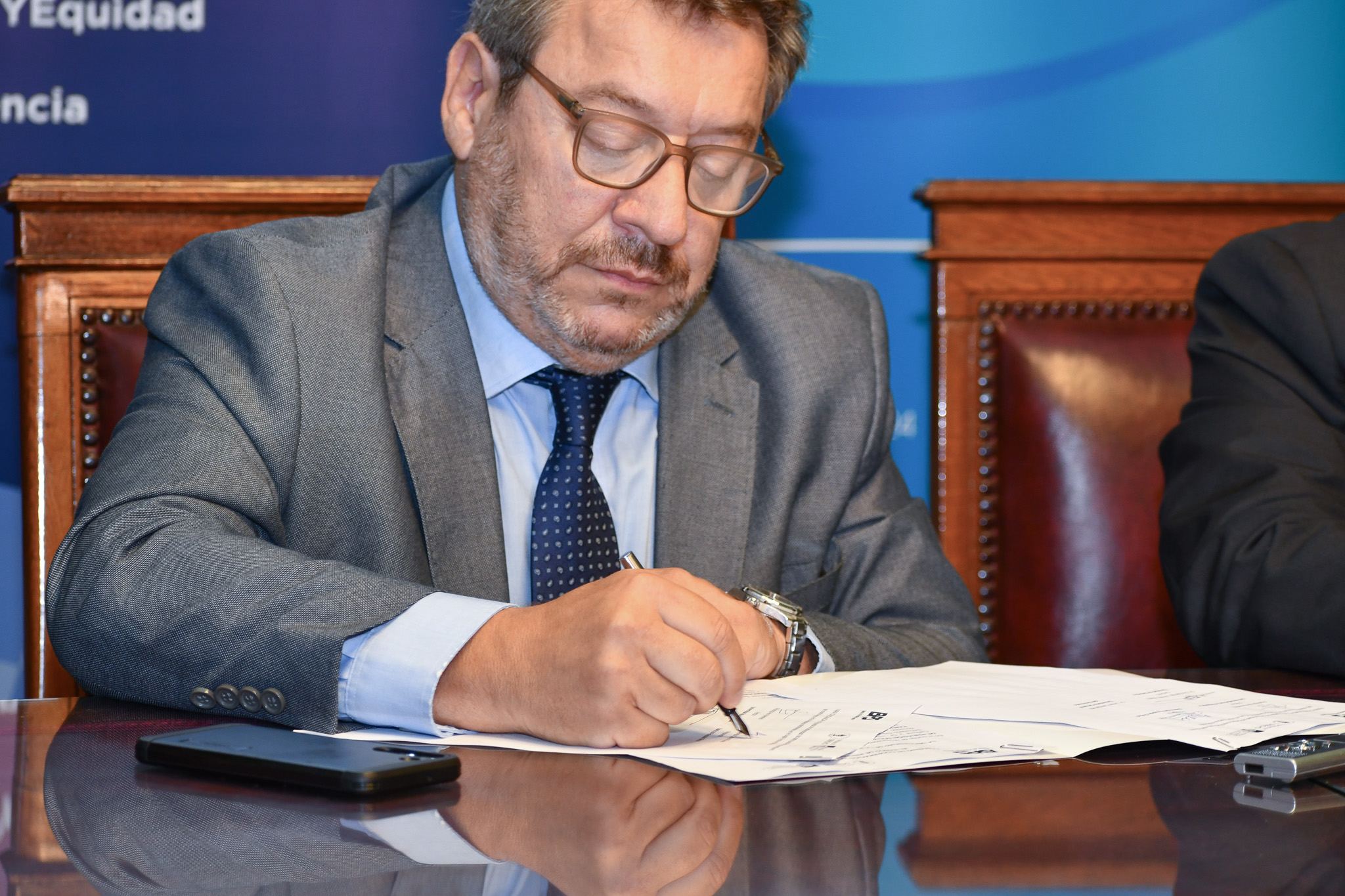 Presidente de BPS firmando