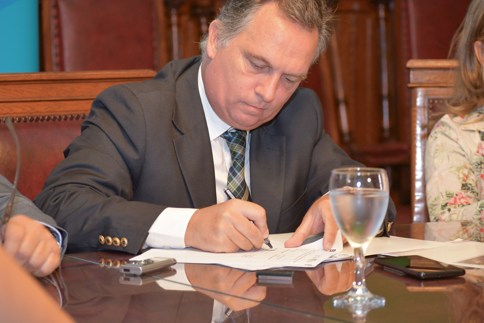 Representante de Facultad de Derecho firmando