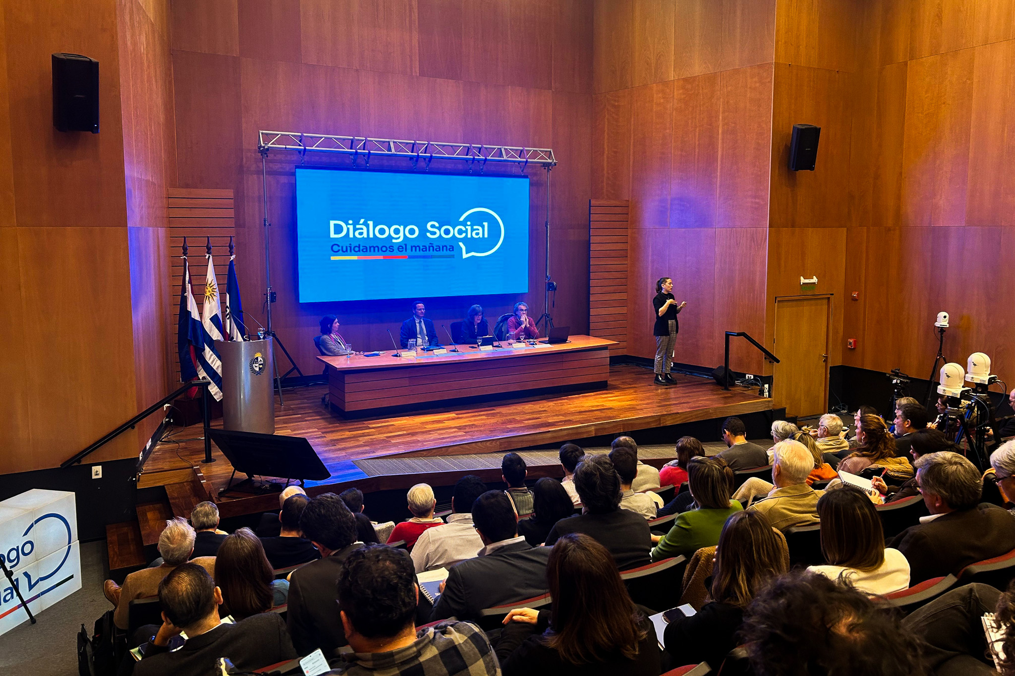 mujer dando conferencia sobre diálogo social
