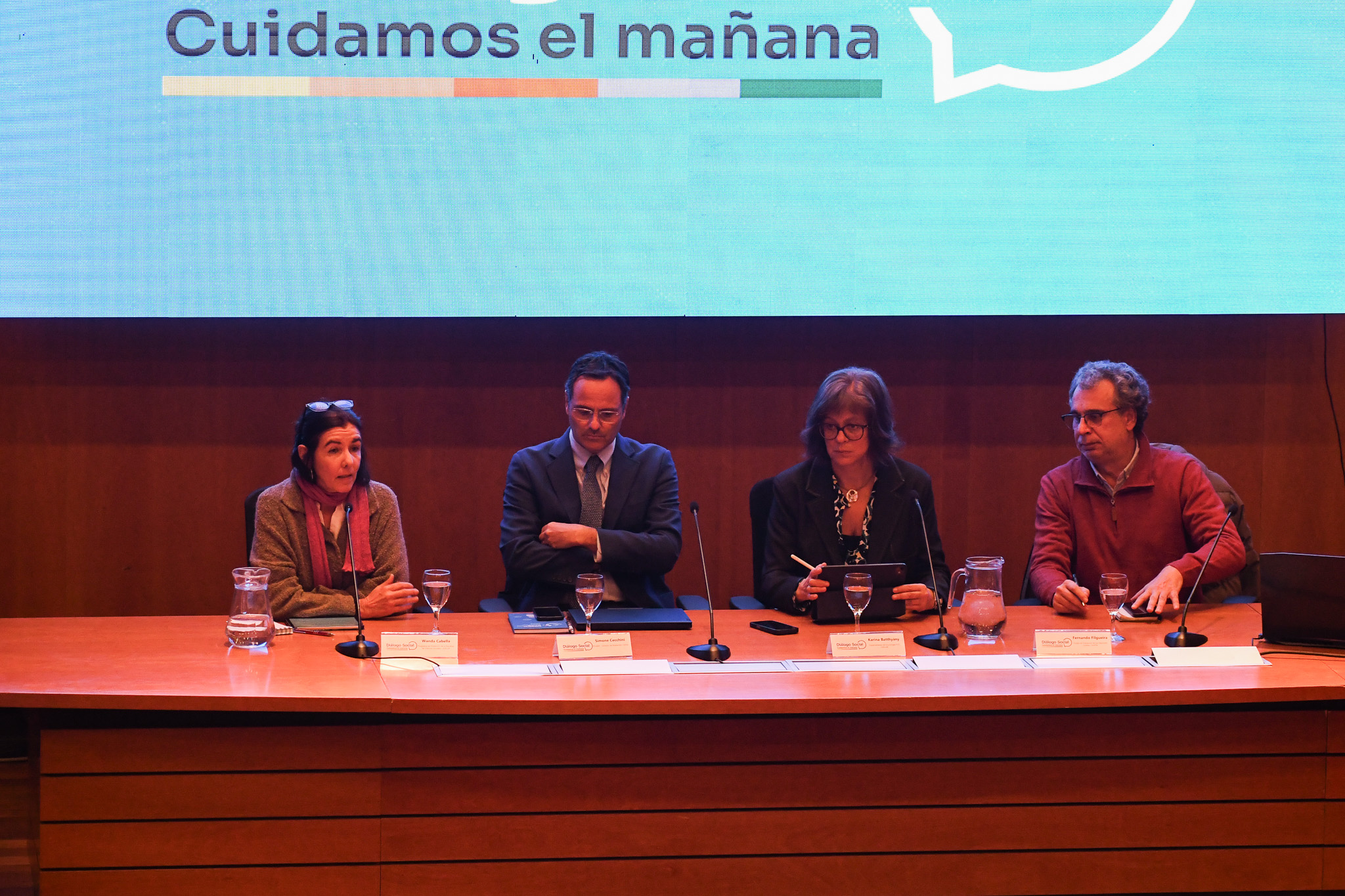 autoridades hablando en un estrado