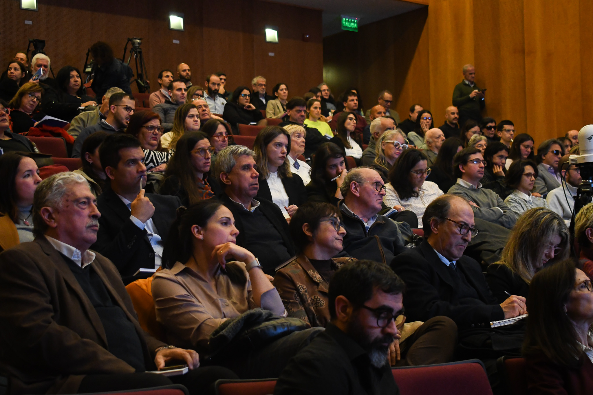 público presente atendiendo al discurso