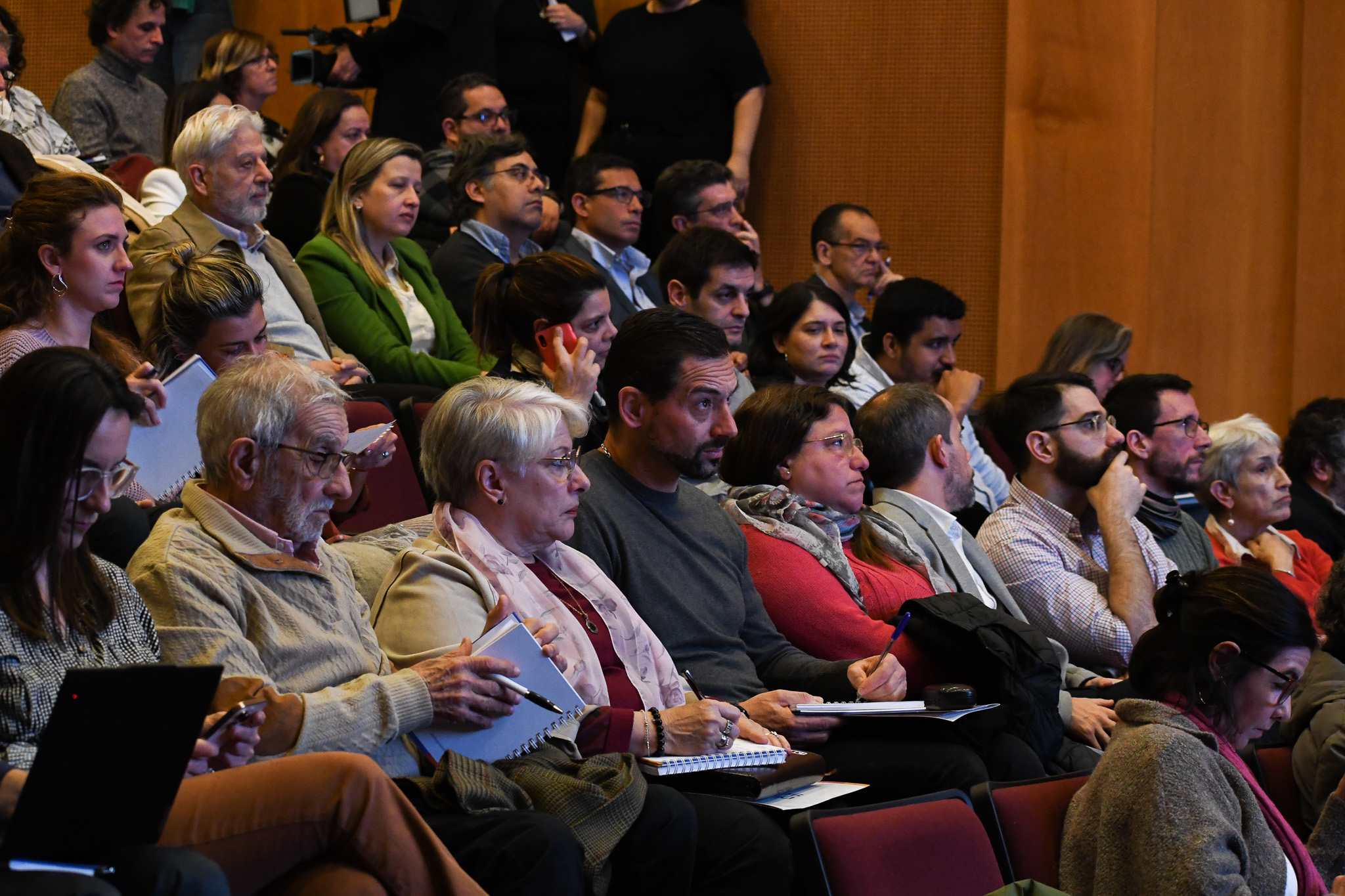 público presente atendiendo al discurso