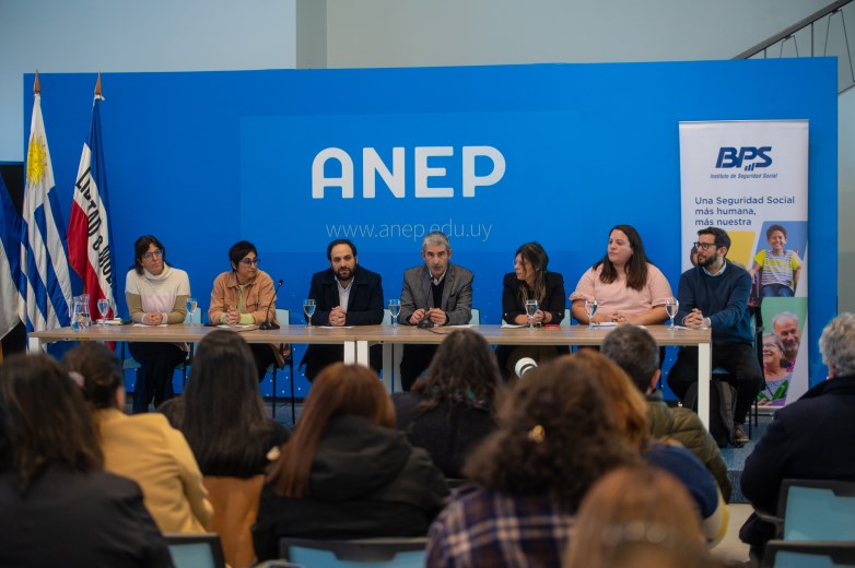 autoridades dando discurso
