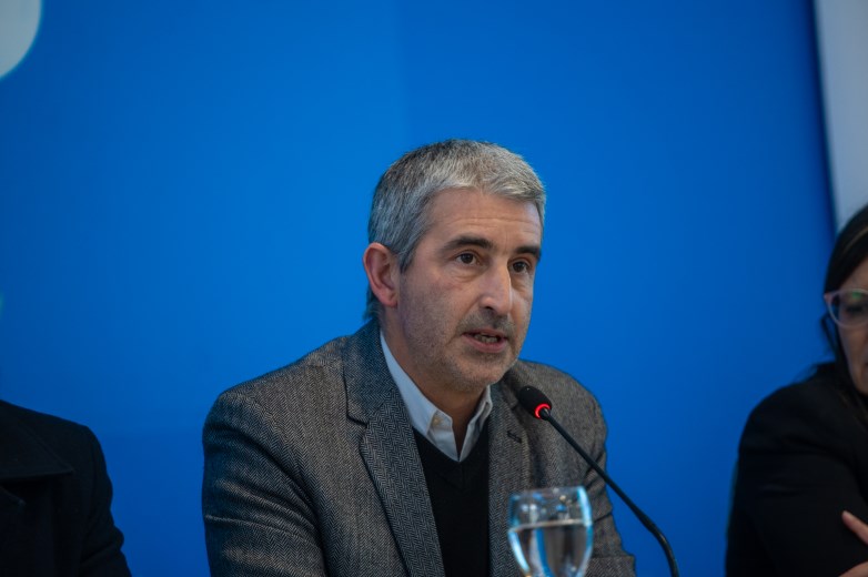 hombre dando discurso
