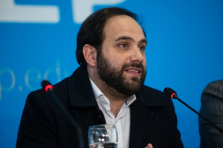 hombre dando discurso