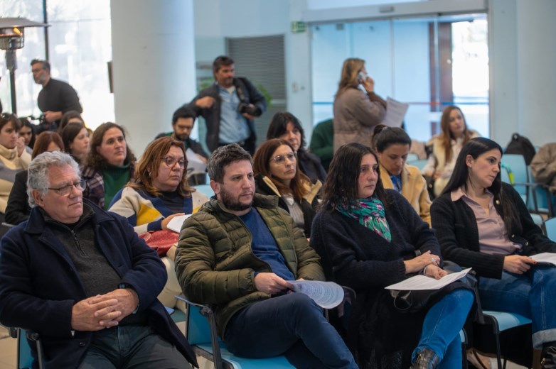 público atendiendo a la conferencia