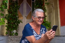 Jubilada mirando su celular